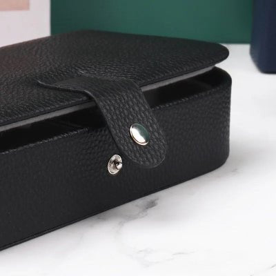 boite à bijoux céleste gros plan sur bouton de fermeture