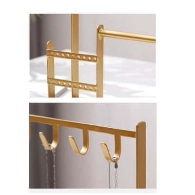 porte boucle d'oreille gros plan sur détails