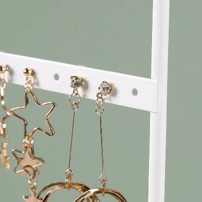 porte boucle d'oreille métal blanc gros plan structure