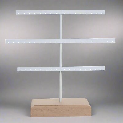 porte boucle d'oreille métal couleur blanc.