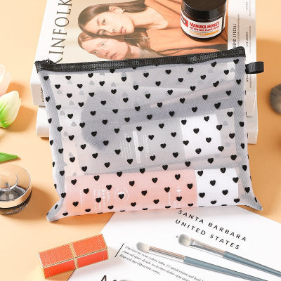 trousse maquillage motif cœur sur fond blanc grand