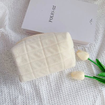 trousse maquillage peluche blanche motif carreaux