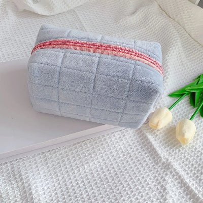 trousse maquillage peluche bleue motif carreaux