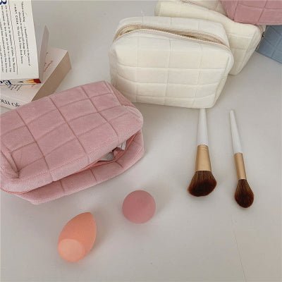 trousse maquillage peluche rose et blanche à carreaux